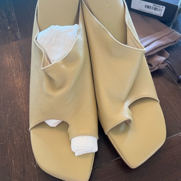 Bottega Veneta women’s size 39 never worn new in box with dust bag - Picture 3 of 11